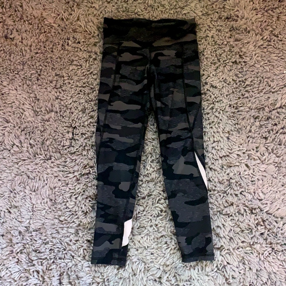 Kids camo leggings. Size: S (6-7)